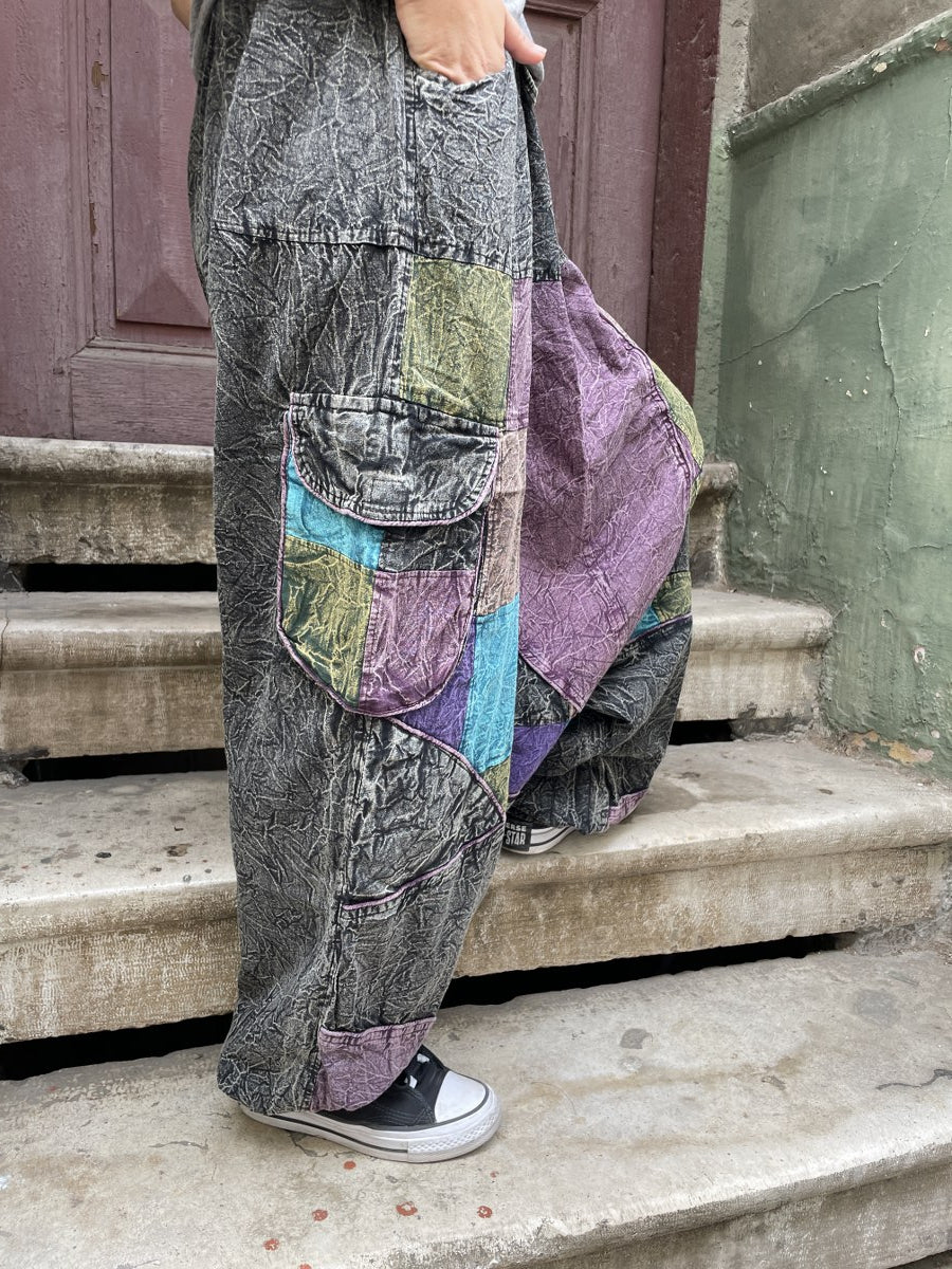 Kadınlar için Nepal patchwork şalvar. Taşlanmış kumaş, bol cep, salaş kesim ve ayarlanabilir bel ile S–XL arası bedenlere uyumlu. Bohem stil ile günlük konfor birleşiyor.