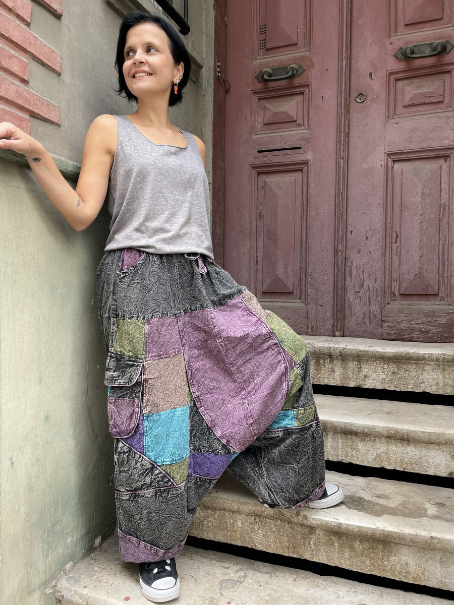 Kadınlar için Nepal patchwork şalvar. Taşlanmış kumaş, bol cep, salaş kesim ve ayarlanabilir bel ile S–XL arası bedenlere uyumlu. Bohem stil ile günlük konfor birleşiyor.