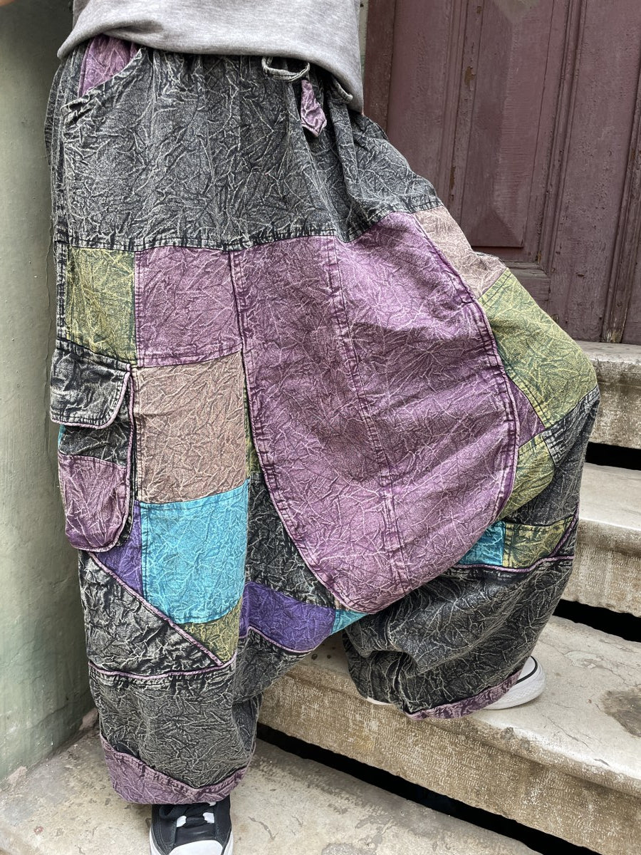 Kadınlar için Nepal patchwork şalvar. Taşlanmış kumaş, bol cep, salaş kesim ve ayarlanabilir bel ile S–XL arası bedenlere uyumlu. Bohem stil ile günlük konfor birleşiyor.
