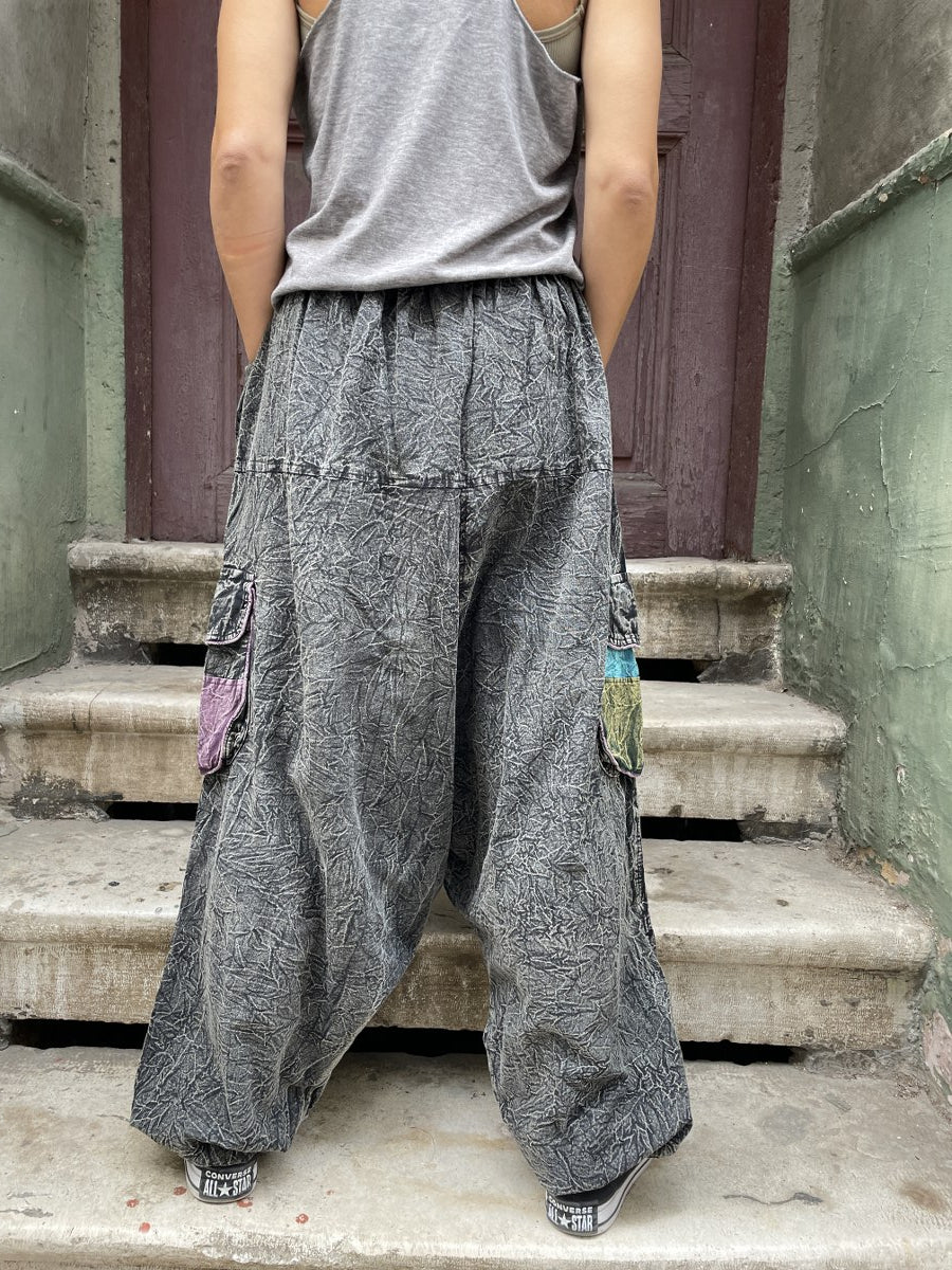 Kadınlar için Nepal patchwork şalvar. Taşlanmış kumaş, bol cep, salaş kesim ve ayarlanabilir bel ile S–XL arası bedenlere uyumlu. Bohem stil ile günlük konfor birleşiyor.