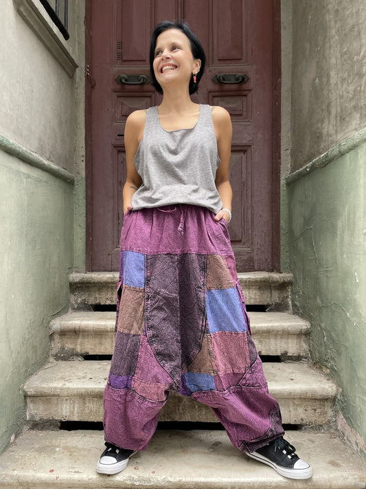 Kadınlar için Nepal patchwork şalvar. Taşlanmış kumaş, bol cep, salaş kesim ve ayarlanabilir bel ile S–XL arası bedenlere uyumlu. Bohem stil ile günlük konfor birleşiyor.