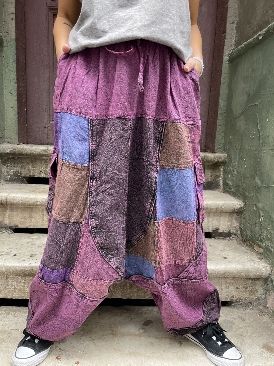 Kadınlar için Nepal patchwork şalvar. Taşlanmış kumaş, bol cep, salaş kesim ve ayarlanabilir bel ile S–XL arası bedenlere uyumlu. Bohem stil ile günlük konfor birleşiyor.