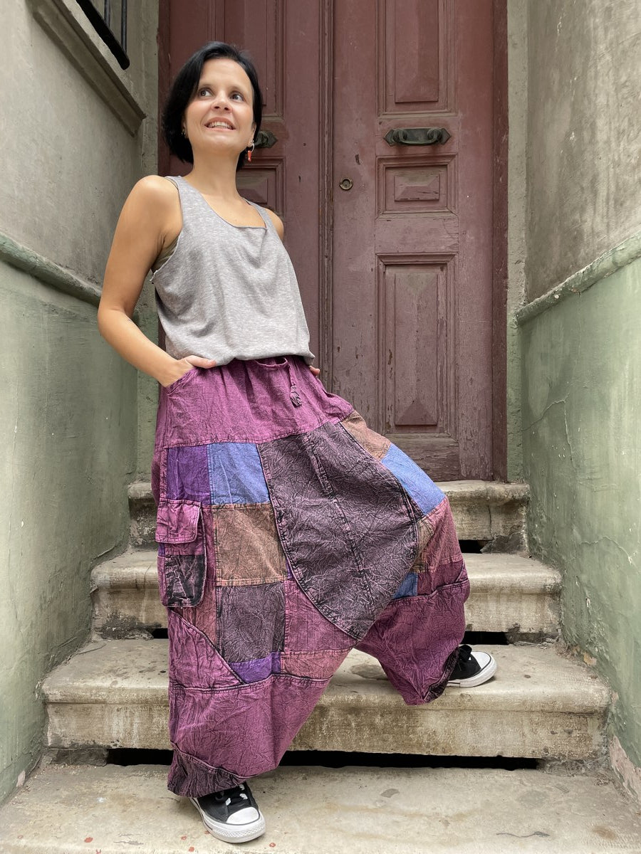Kadınlar için Nepal patchwork şalvar. Taşlanmış kumaş, bol cep, salaş kesim ve ayarlanabilir bel ile S–XL arası bedenlere uyumlu. Bohem stil ile günlük konfor birleşiyor.