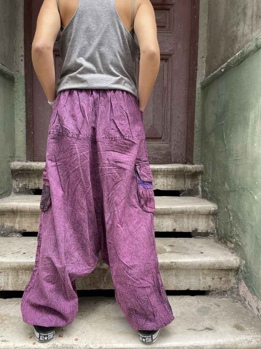 Kadınlar için Nepal patchwork şalvar. Taşlanmış kumaş, bol cep, salaş kesim ve ayarlanabilir bel ile S–XL arası bedenlere uyumlu. Bohem stil ile günlük konfor birleşiyor.