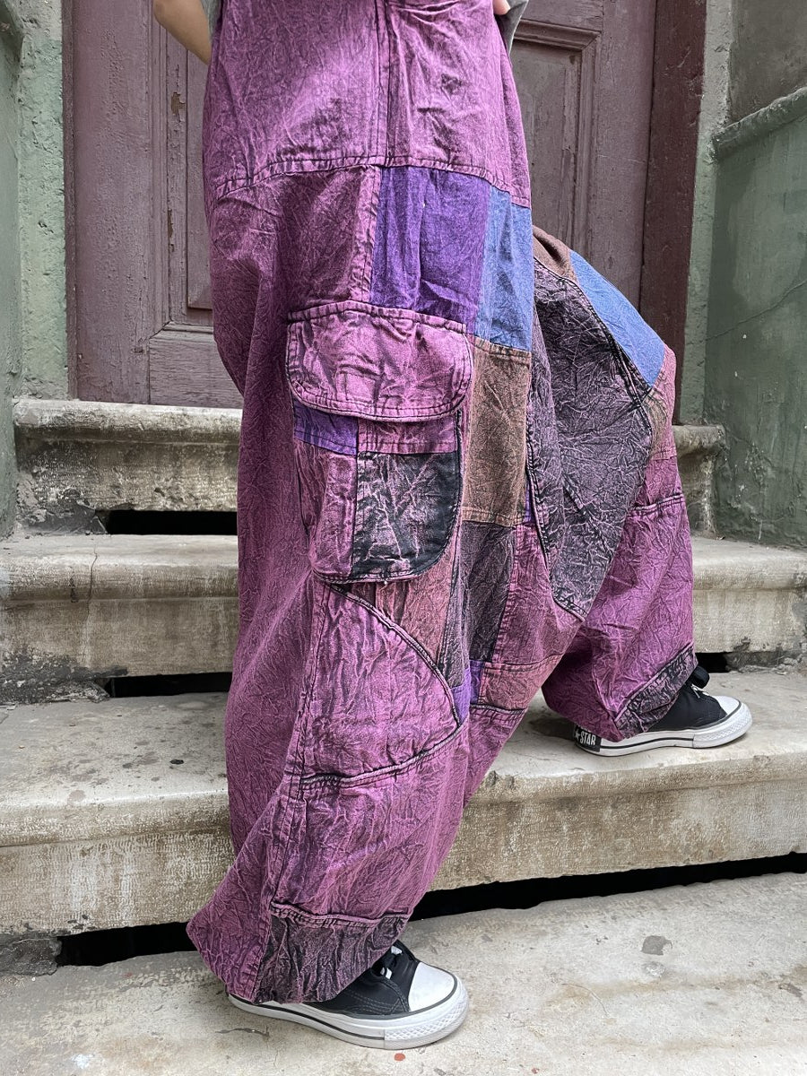 Kadınlar için Nepal patchwork şalvar. Taşlanmış kumaş, bol cep, salaş kesim ve ayarlanabilir bel ile S–XL arası bedenlere uyumlu. Bohem stil ile günlük konfor birleşiyor.