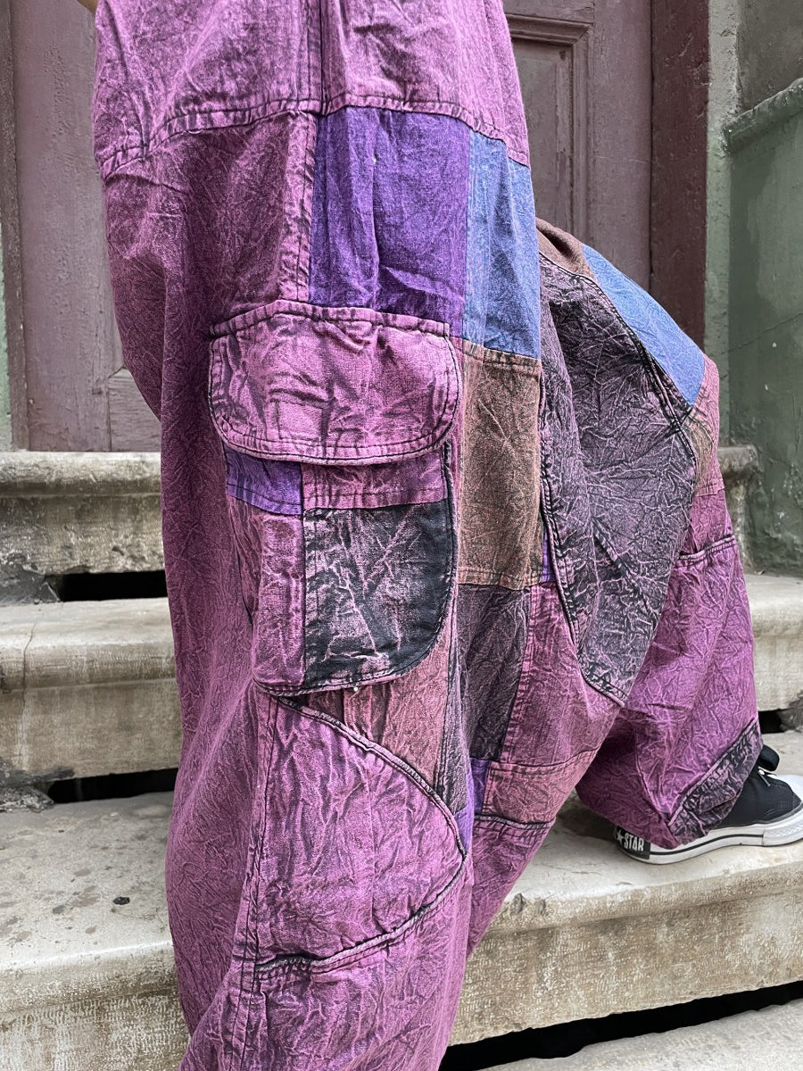 Kadınlar için Nepal patchwork şalvar. Taşlanmış kumaş, bol cep, salaş kesim ve ayarlanabilir bel ile S–XL arası bedenlere uyumlu. Bohem stil ile günlük konfor birleşiyor.