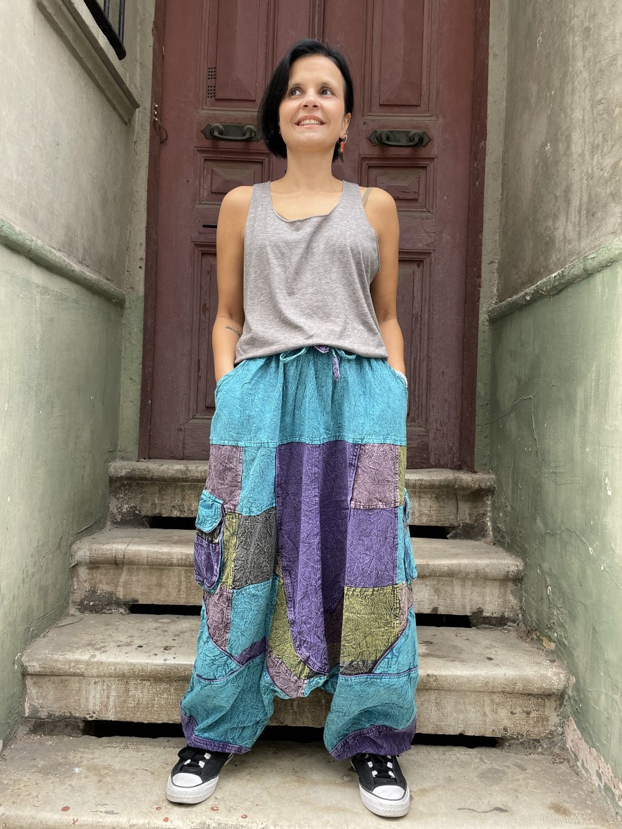 Kadınlar için Nepal patchwork şalvar. Taşlanmış kumaş, bol cep, salaş kesim ve ayarlanabilir bel ile S–XL arası bedenlere uyumlu. Bohem stil ile günlük konfor birleşiyor.