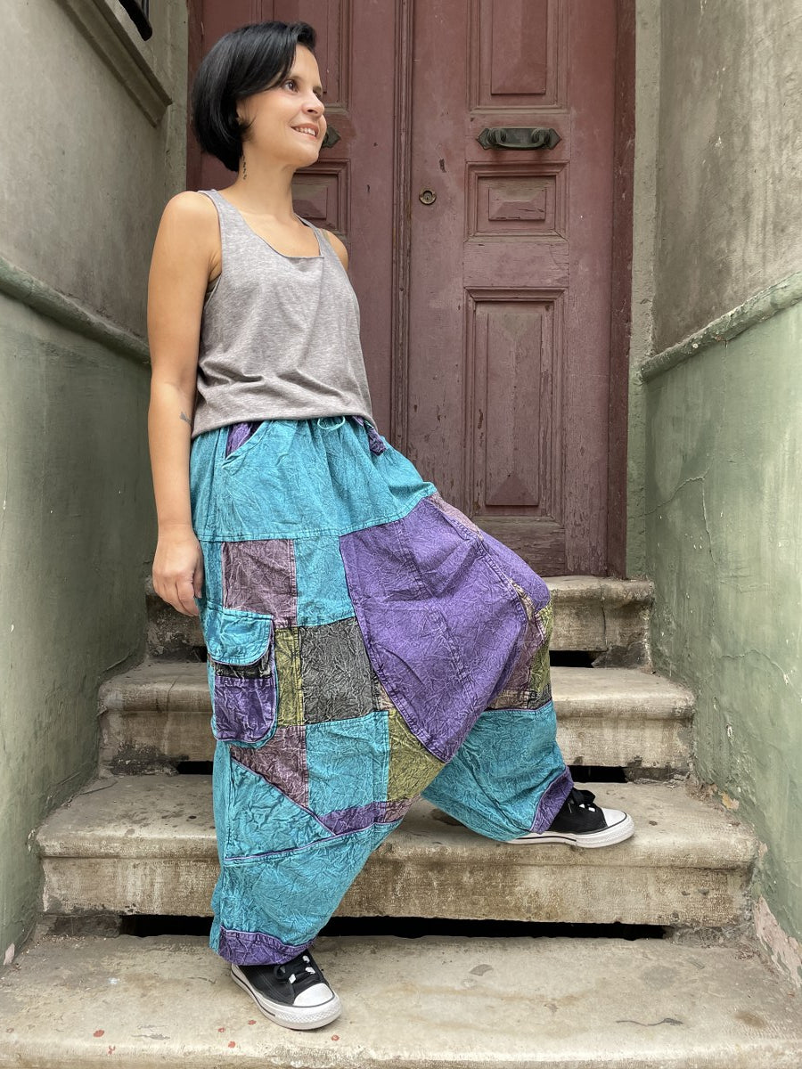 Kadınlar için Nepal patchwork şalvar. Taşlanmış kumaş, bol cep, salaş kesim ve ayarlanabilir bel ile S–XL arası bedenlere uyumlu. Bohem stil ile günlük konfor birleşiyor.