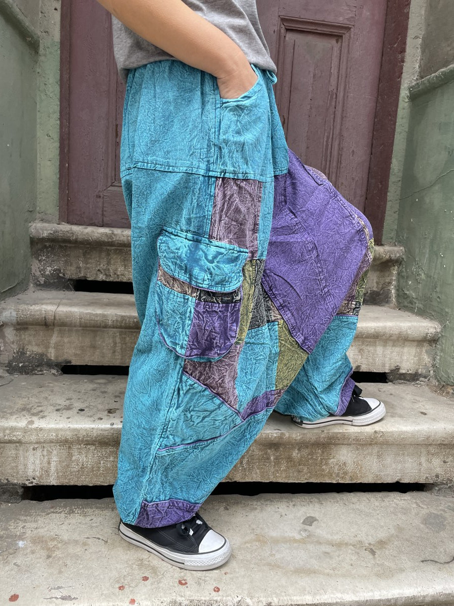 Kadınlar için Nepal patchwork şalvar. Taşlanmış kumaş, bol cep, salaş kesim ve ayarlanabilir bel ile S–XL arası bedenlere uyumlu. Bohem stil ile günlük konfor birleşiyor.