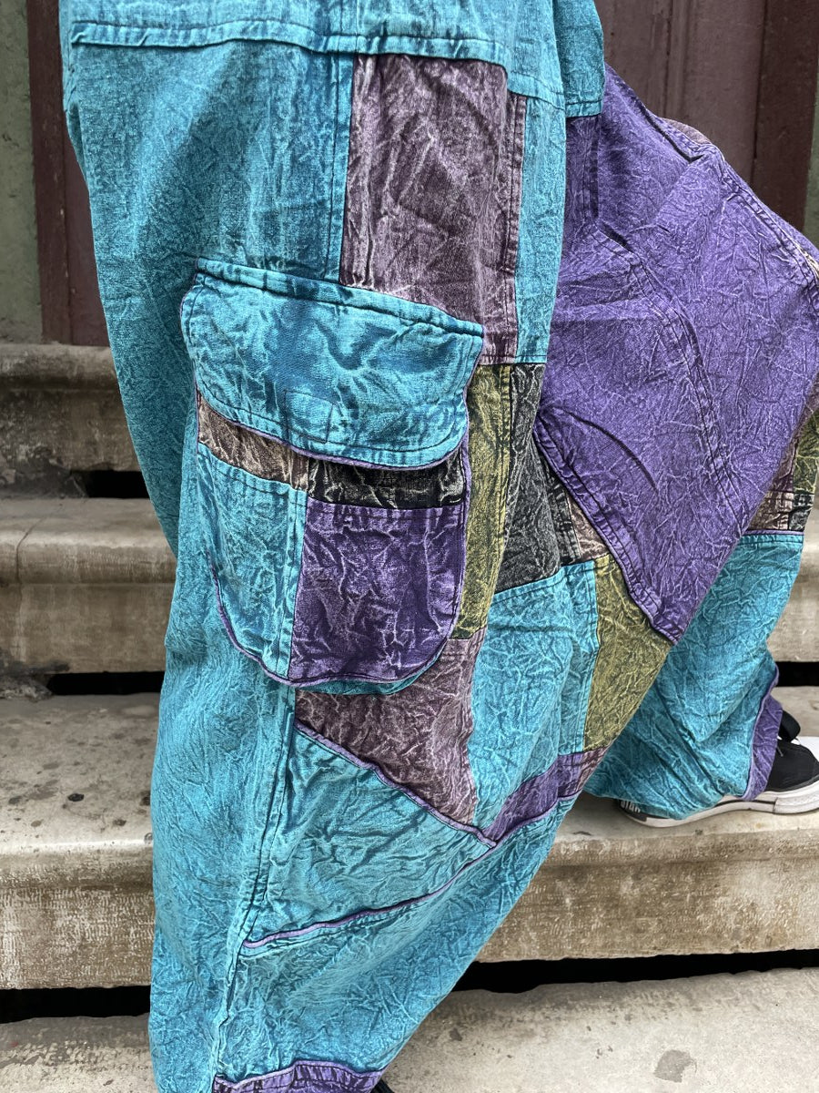 Kadınlar için Nepal patchwork şalvar. Taşlanmış kumaş, bol cep, salaş kesim ve ayarlanabilir bel ile S–XL arası bedenlere uyumlu. Bohem stil ile günlük konfor birleşiyor.