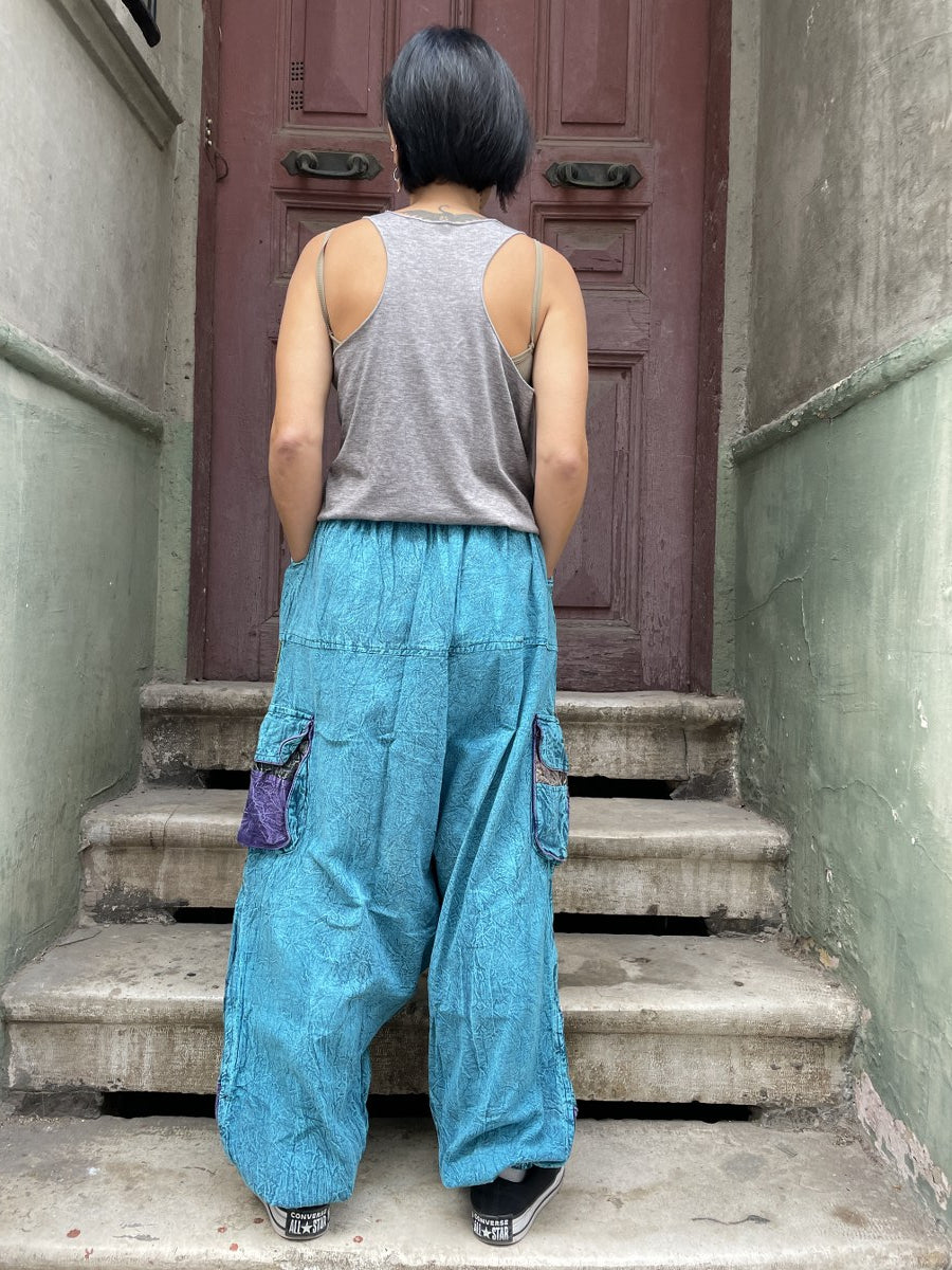 Kadınlar için Nepal patchwork şalvar. Taşlanmış kumaş, bol cep, salaş kesim ve ayarlanabilir bel ile S–XL arası bedenlere uyumlu. Bohem stil ile günlük konfor birleşiyor.
