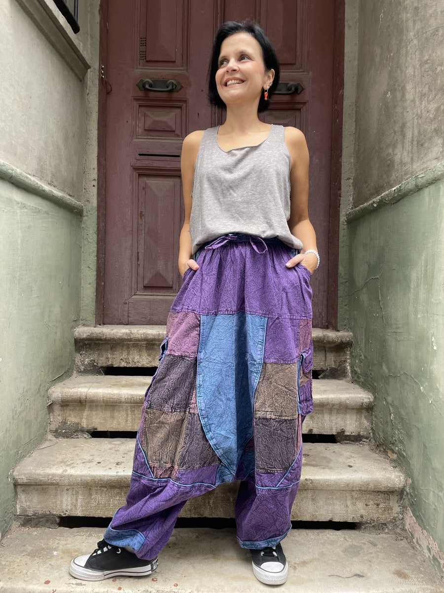 Kadınlar için Nepal patchwork şalvar. Taşlanmış kumaş, bol cep, salaş kesim ve ayarlanabilir bel ile S–XL arası bedenlere uyumlu. Bohem stil ile günlük konfor birleşiyor.