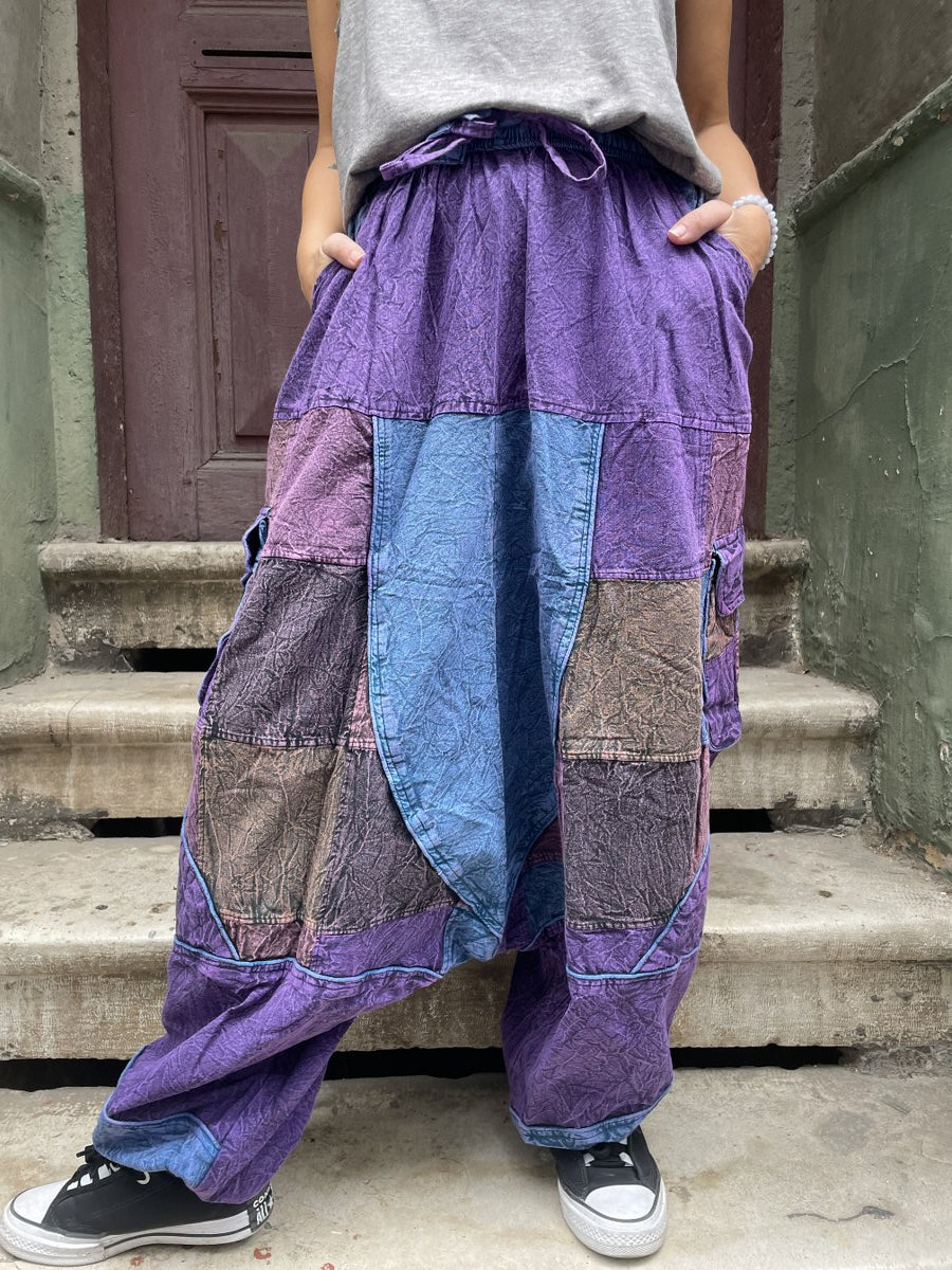Kadınlar için Nepal patchwork şalvar. Taşlanmış kumaş, bol cep, salaş kesim ve ayarlanabilir bel ile S–XL arası bedenlere uyumlu. Bohem stil ile günlük konfor birleşiyor.