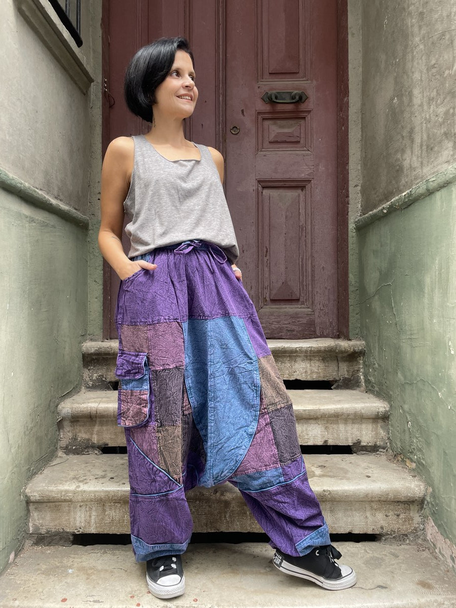 Kadınlar için Nepal patchwork şalvar. Taşlanmış kumaş, bol cep, salaş kesim ve ayarlanabilir bel ile S–XL arası bedenlere uyumlu. Bohem stil ile günlük konfor birleşiyor.