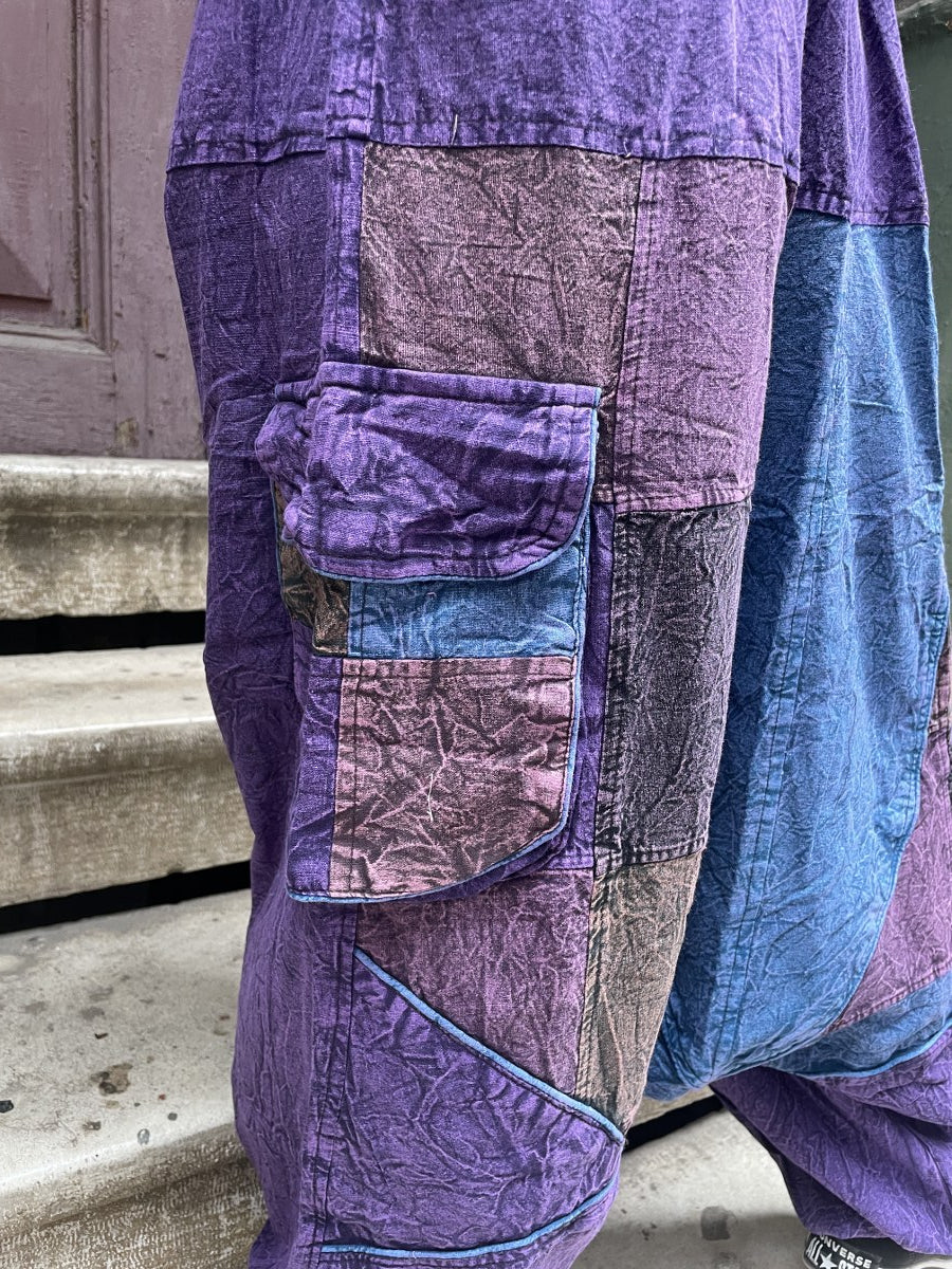 Kadınlar için Nepal patchwork şalvar. Taşlanmış kumaş, bol cep, salaş kesim ve ayarlanabilir bel ile S–XL arası bedenlere uyumlu. Bohem stil ile günlük konfor birleşiyor.