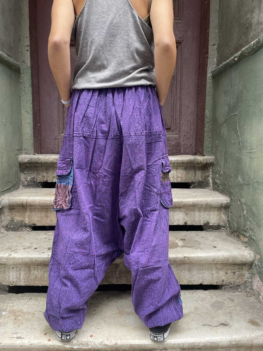 Kadınlar için Nepal patchwork şalvar. Taşlanmış kumaş, bol cep, salaş kesim ve ayarlanabilir bel ile S–XL arası bedenlere uyumlu. Bohem stil ile günlük konfor birleşiyor.