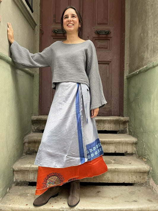 Boho Yaşam, doğallığın ve özgünlüğün buluştuğu tasarımlarla ruhunuzu yansıtır. Çift taraflı çiçek desenli ipek eteğimiz, hem günlük hem de özel kombinlerinizde size farklı bir ifade özgürlüğü sunar.