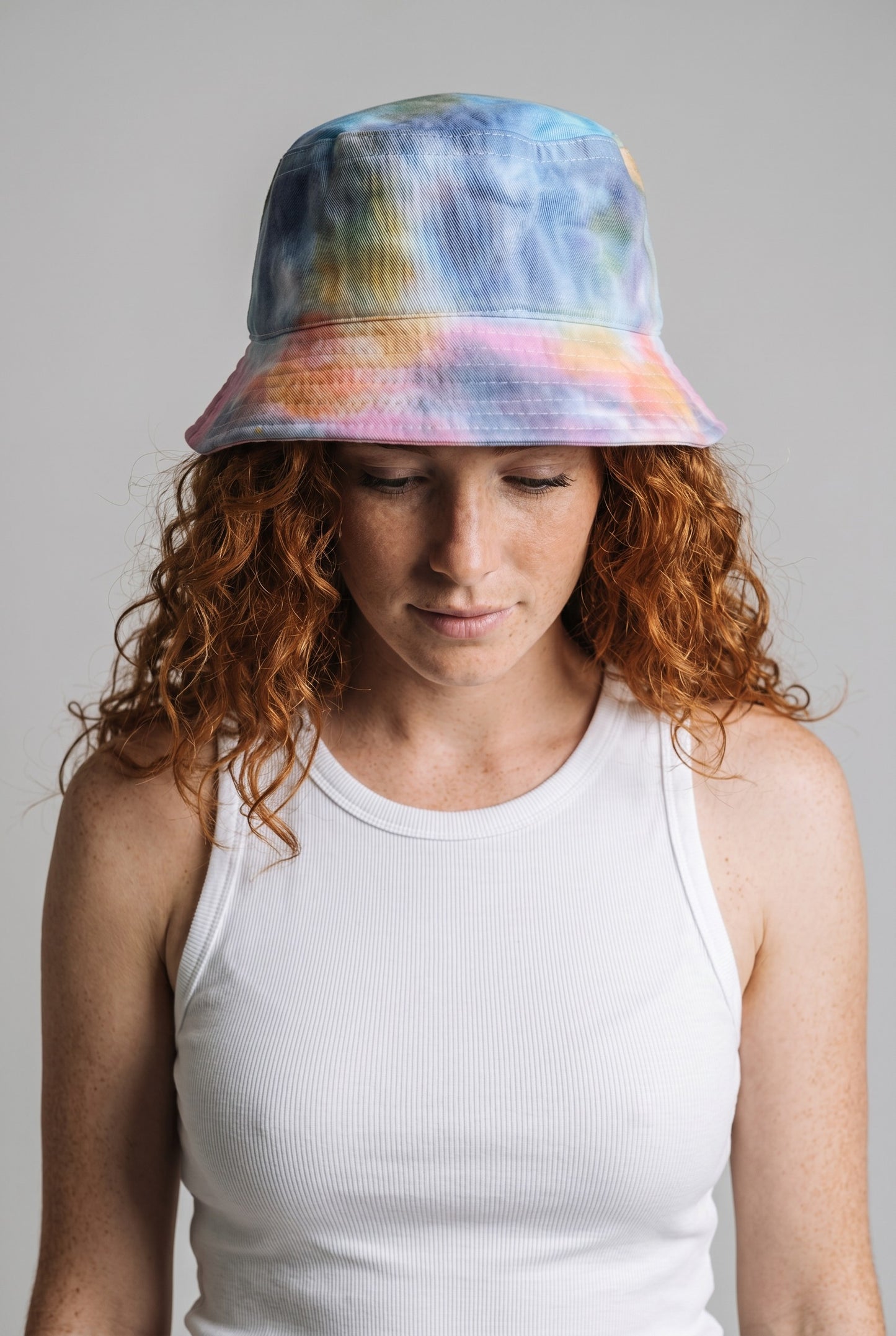 Aurora Mist Batik Balıkçı Şapkası – Lacivert Desenli El Yapımı Bucket Hat