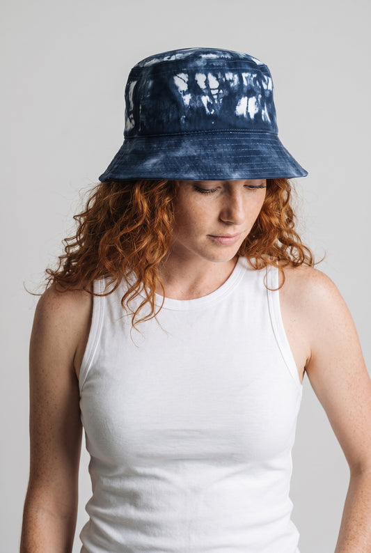 Midnight Tide Batik Balıkçı Şapkası – Lacivert Desenli El Yapımı Bucket Hat