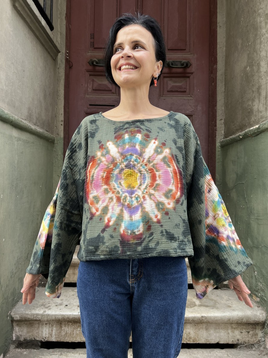 Batik Müslin Bluz – “Aurora” | El Boyaması Mandala Desenli Gri Bohem Tasarım