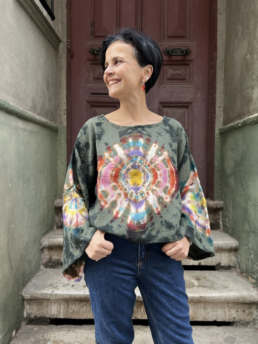 Batik Müslin Bluz – “Aurora” | El Boyaması Mandala Desenli Gri Bohem Tasarım
