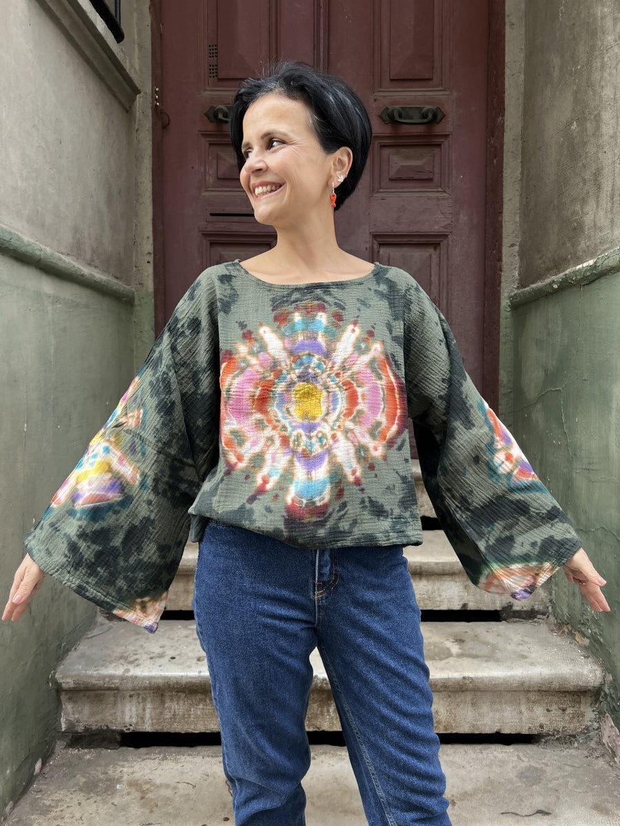 Batik Müslin Bluz – “Aurora” | El Boyaması Mandala Desenli Gri Bohem Tasarım