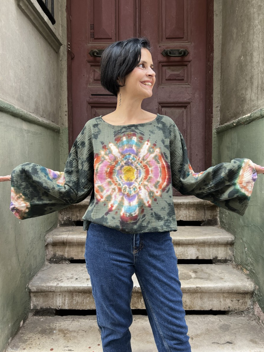 Batik Müslin Bluz – “Aurora” | El Boyaması Mandala Desenli Gri Bohem Tasarım