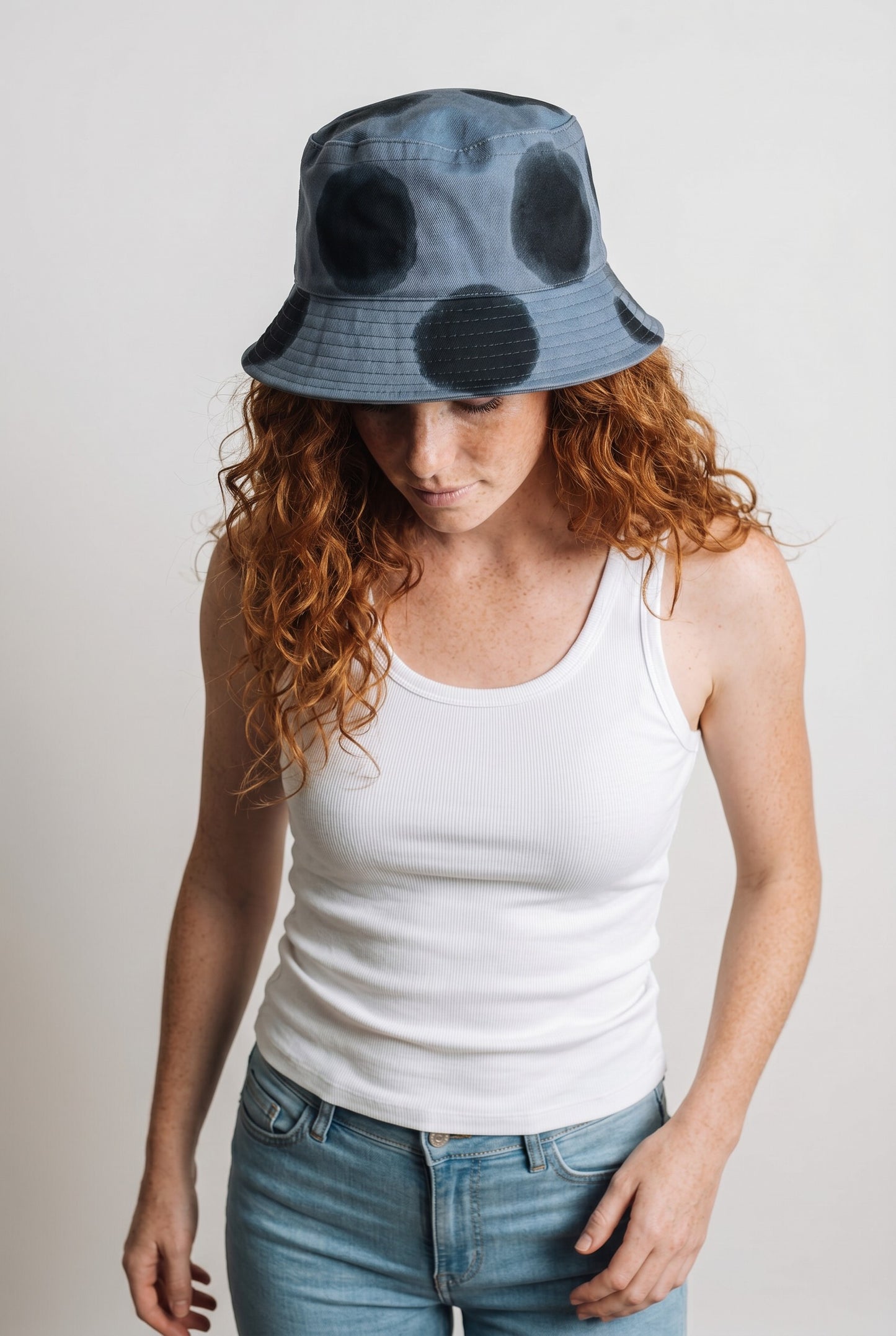 Luna Batik Balıkçı Şapkası – El Boyaması Siyah Gri Desenli Bucket Hat