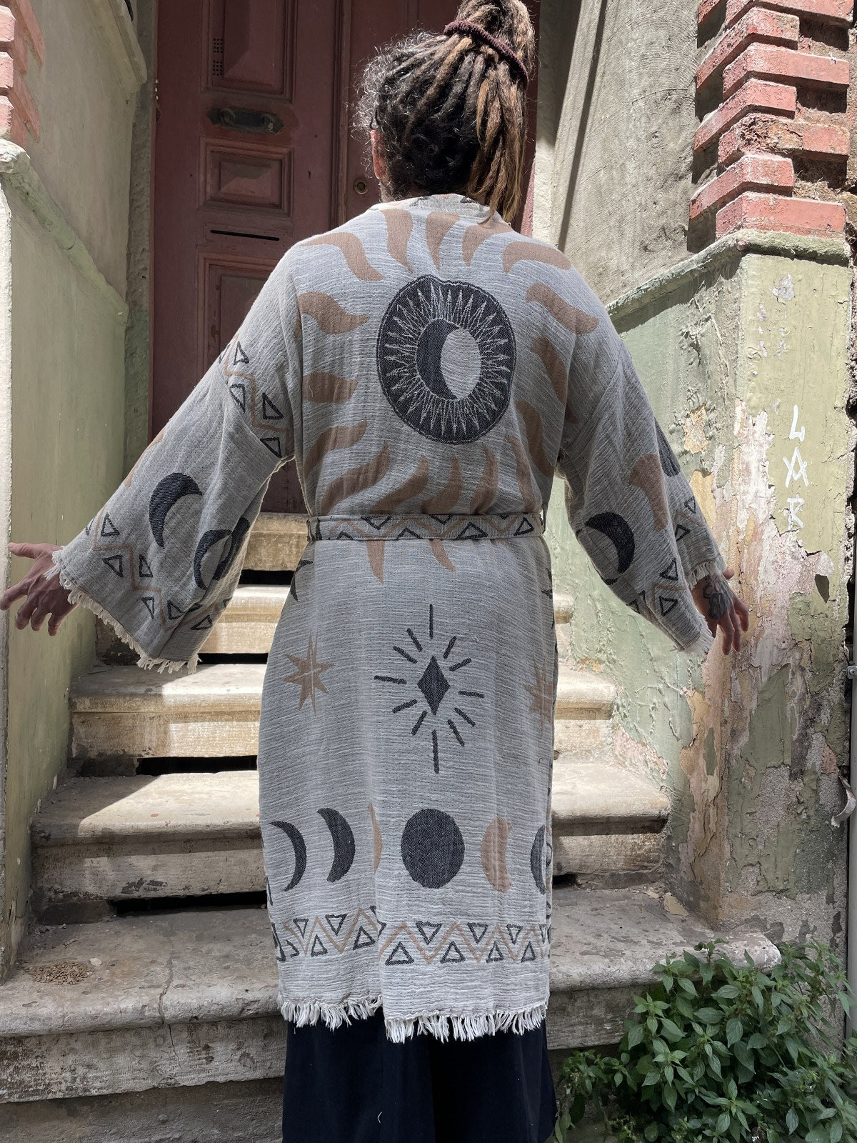 Unisex Bohem Ay & Güneş Desenli Erkek Kimono Kaftan Ceket – Bej Gri
