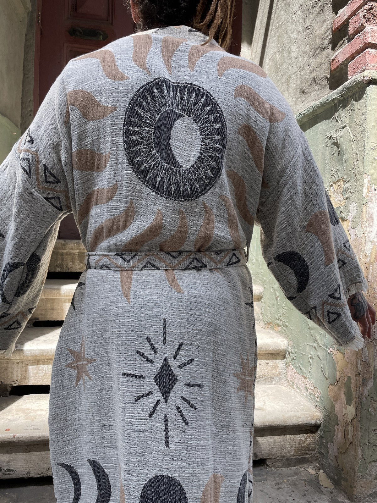 Unisex Bohem Ay & Güneş Desenli Erkek Kimono Kaftan Ceket – Bej Gri