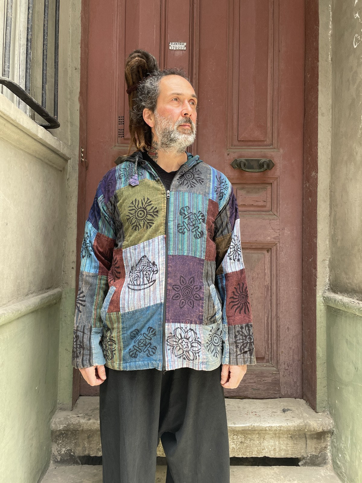 SHOPOHOLIC Fashion, maglietta slavata con toppe a strisce, stile hippie, con cappuccio multicolore L SHOPOHOLIC Fashion, maglietta slavata con toppe a strisce, stile hippie, con cappuccio multicolore L