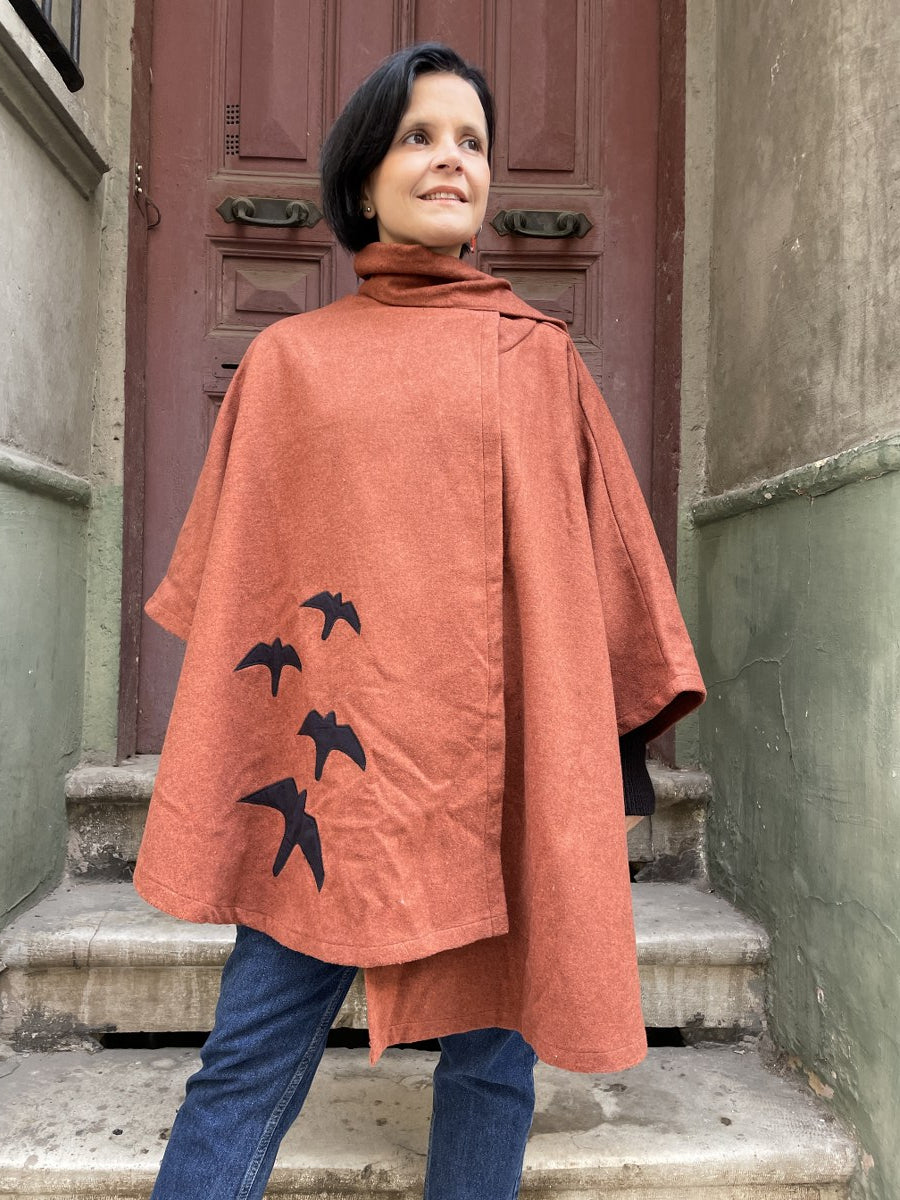 Kadınlara özel unisex tasarım kahve panço kaban. Rahat ve salaş kesim, orta kalınlık, sıcak tutan yapı. S–XL uyumlu bohem stil.