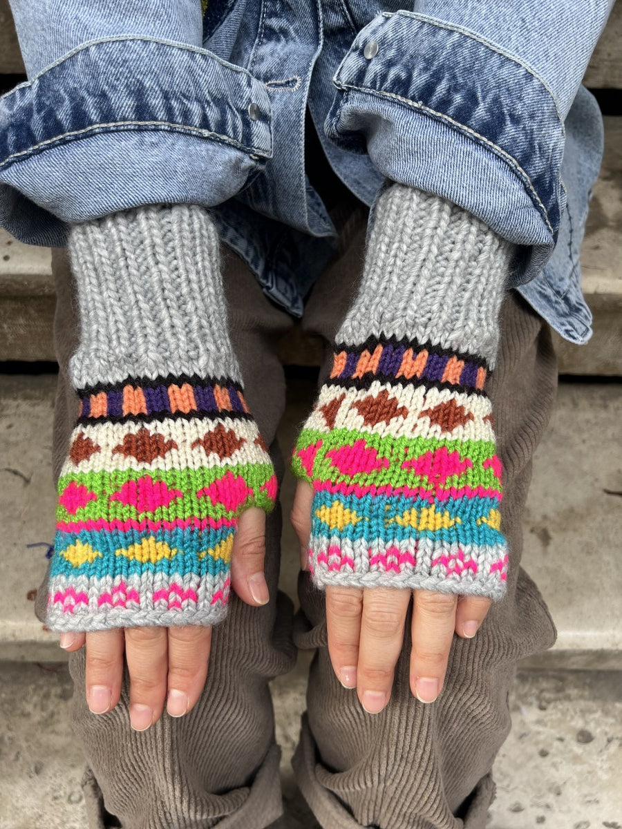 El Yapımı Renkli Bohem Bere Eldiven Takımı – Kışlık Örgü Desenli Kadın Bere- Gri