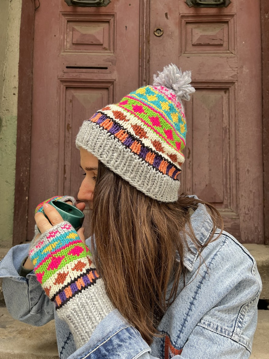 El Yapımı Renkli Bohem Bere Eldiven Takımı – Kışlık Örgü Desenli Kadın Bere- Gri