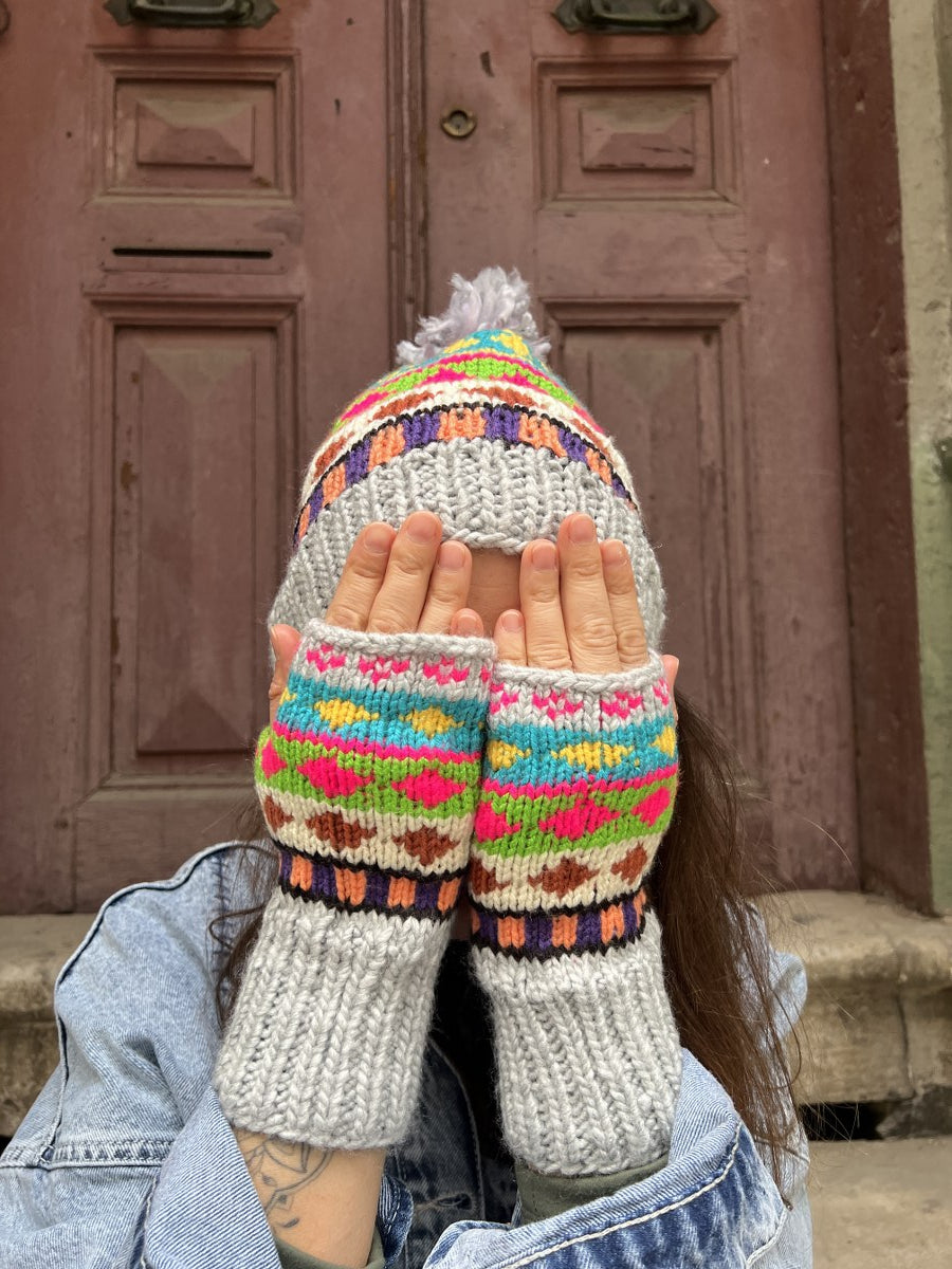El Yapımı Renkli Bohem Bere Eldiven Takımı – Kışlık Örgü Desenli Kadın Bere- Gri