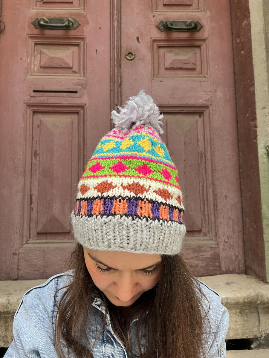 El Yapımı Renkli Bohem Bere Eldiven Takımı – Kışlık Örgü Desenli Kadın Bere- Gri