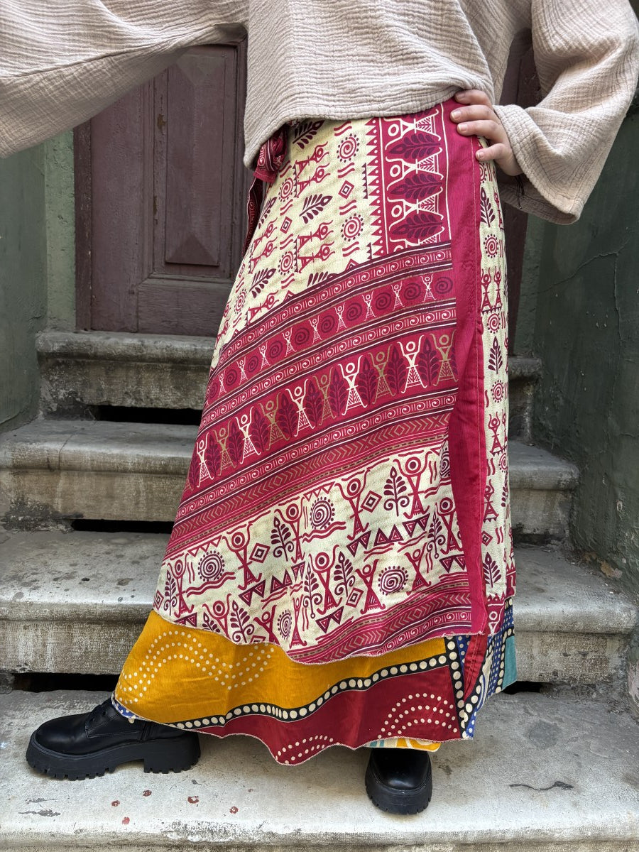 Nepal Çift Taraflı İpek Etek – El Yapımı, Kırmızı & Etnik Desenli