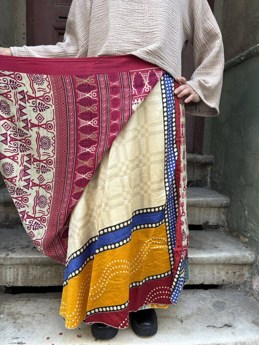 Nepal Çift Taraflı İpek Etek – El Yapımı, Kırmızı & Etnik Desenli