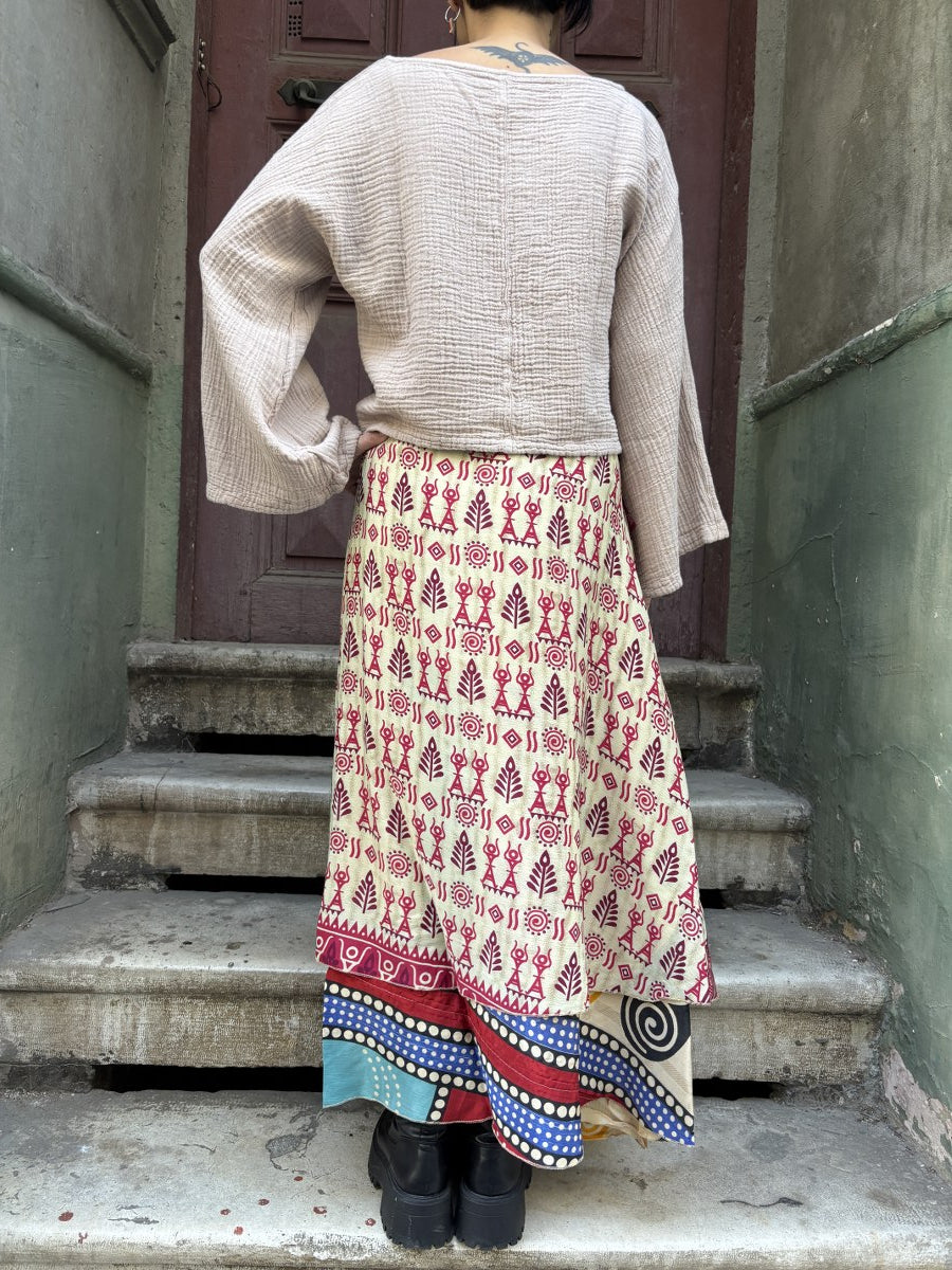 Nepal Çift Taraflı İpek Etek – El Yapımı, Kırmızı & Etnik Desenli