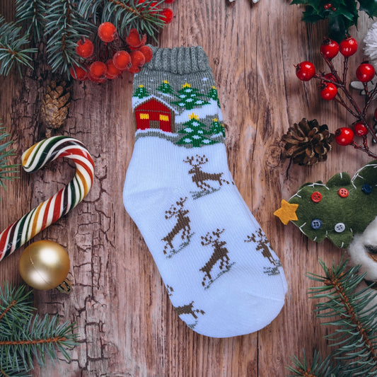 Kalın Yün Kadın Yılbaşı Çorabı – Ev Desenli, Sıcak Tutan Kışlık Çorap