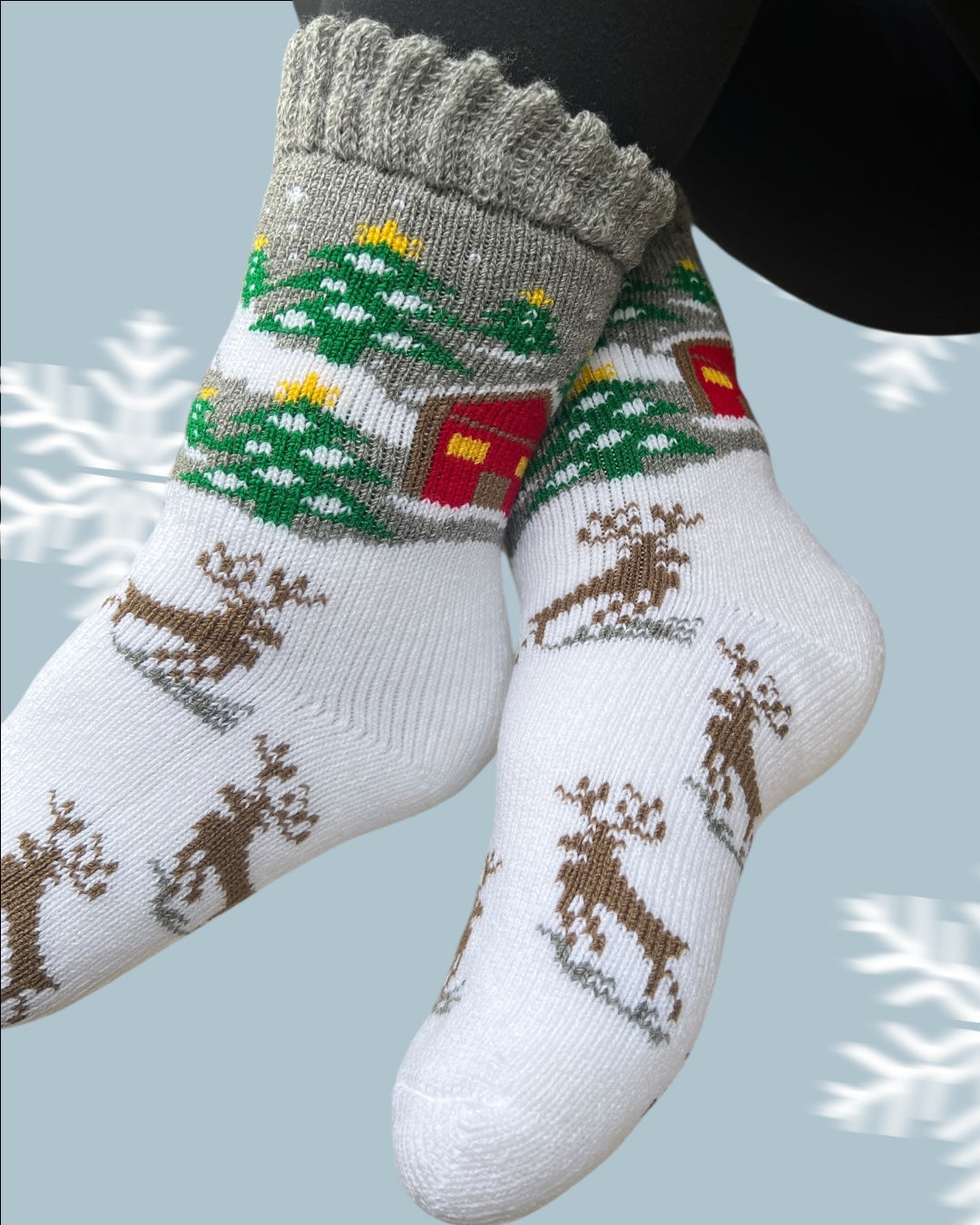 Kalın Yün Kadın Yılbaşı Çorabı – Ev Desenli, Sıcak Tutan Kışlık Çorap