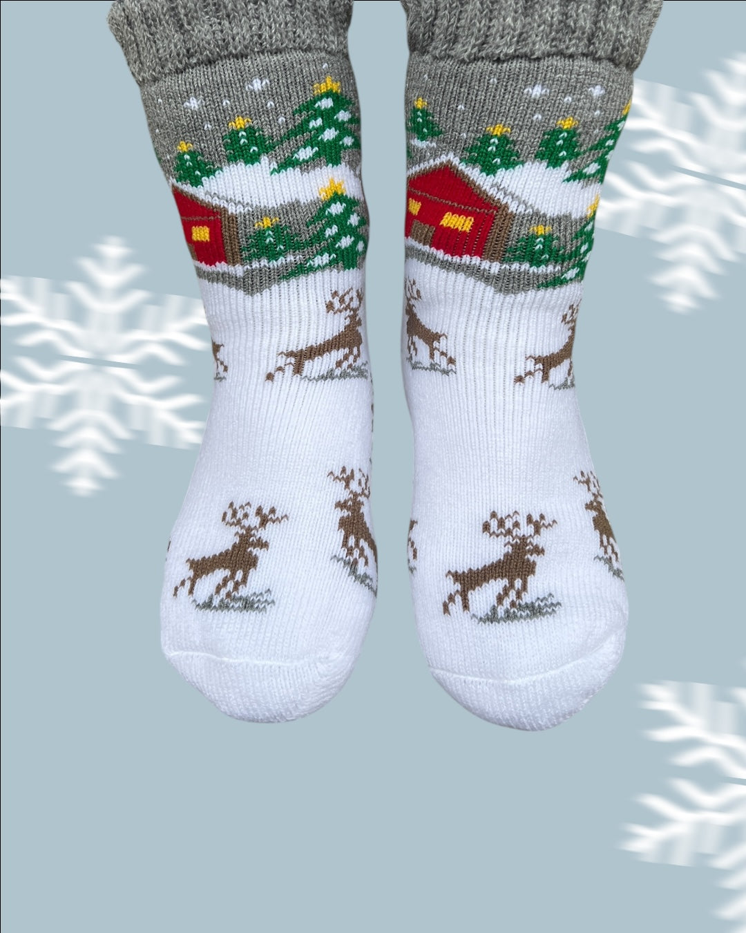 Kalın Yün Kadın Yılbaşı Çorabı – Ev Desenli, Sıcak Tutan Kışlık Çorap