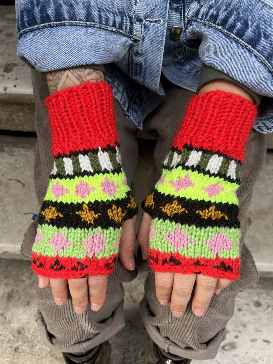 El Örgüsü Kadın Bere ve Eldiven Seti - Bohem Stil Renkli Kış Aksesuarı - Kırmızı Renkli