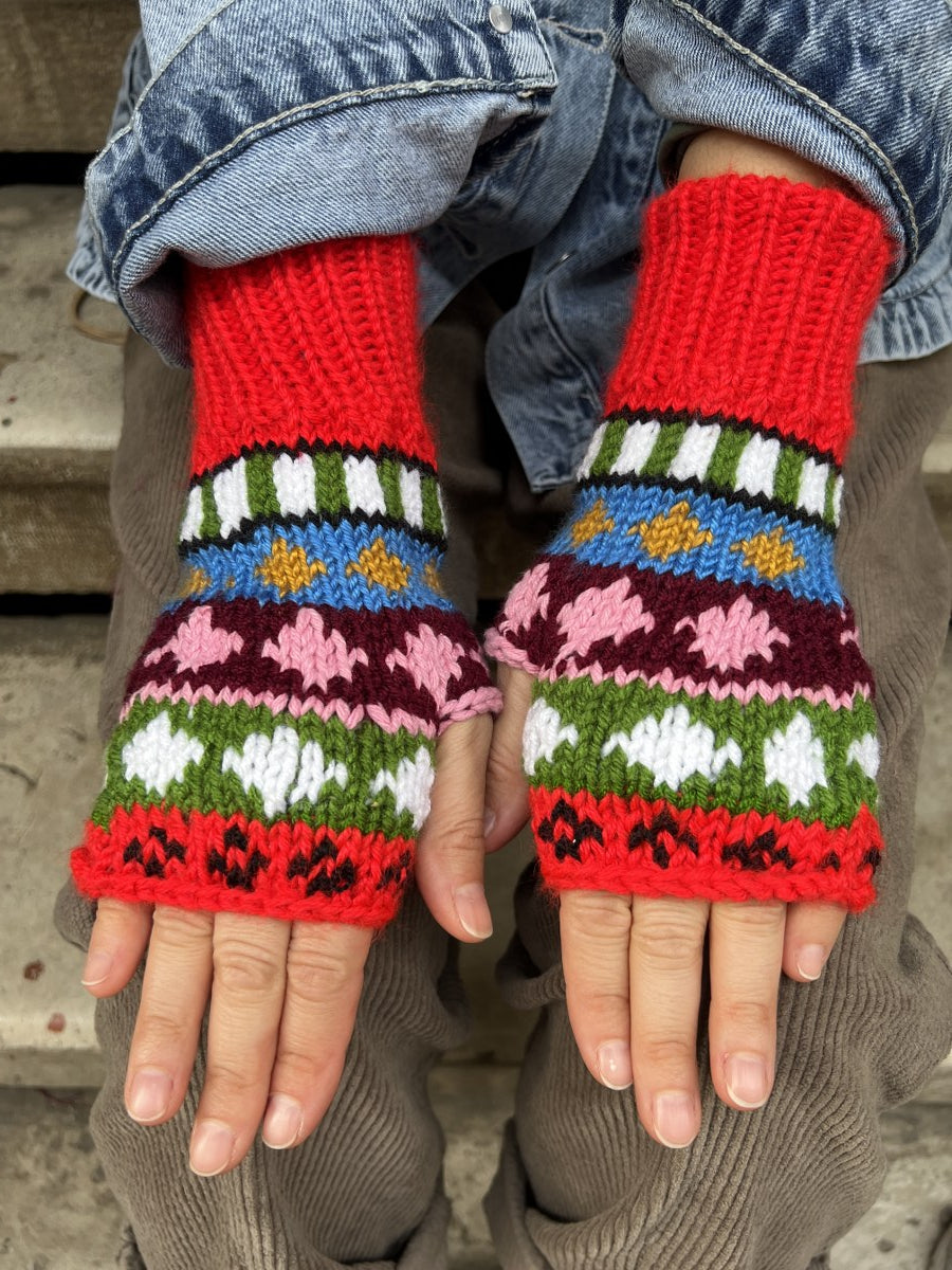 El Yapımı Renkli Bohem Bere Eldiven Takımı – Kışlık Örgü Desenli Kadın Bere- Kırmızı