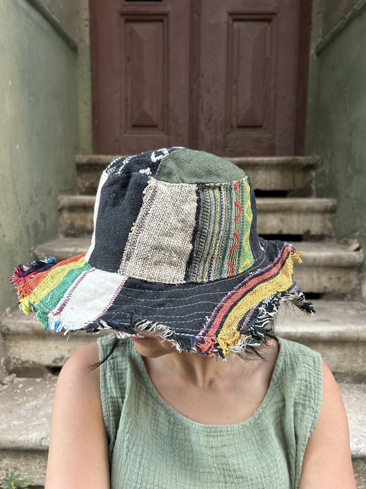 Unisex Nepal Pure Hemp siyah renkli patchwork şapka, %100 pamuk ve hemp kumaşlardan el yapımı, farklı renk ve desenlerle bohem tarzda.
