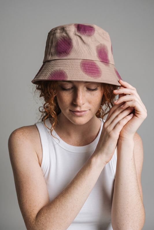 Soft Luna Batik Balıkçı Şapkası – El Boyaması Pudra Gül Kurusu Desenli Bucket Hat