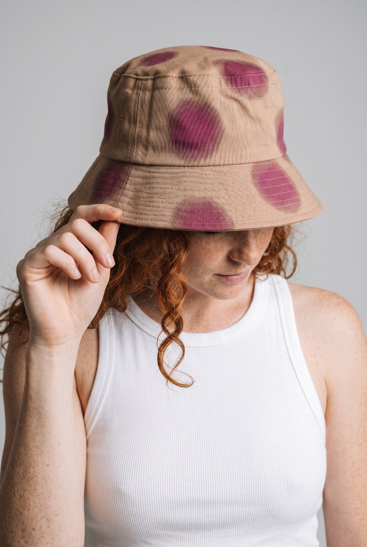 Soft Luna Batik Balıkçı Şapkası – El Boyaması Pudra Gül Kurusu Desenli Bucket Hat