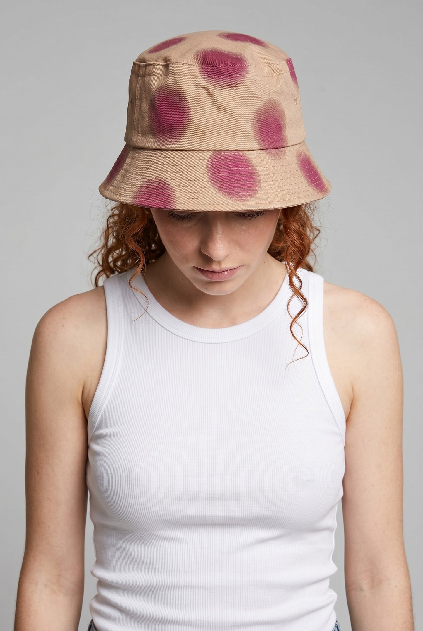 Soft Luna Batik Balıkçı Şapkası – El Boyaması Pudra Gül Kurusu Desenli Bucket Hat