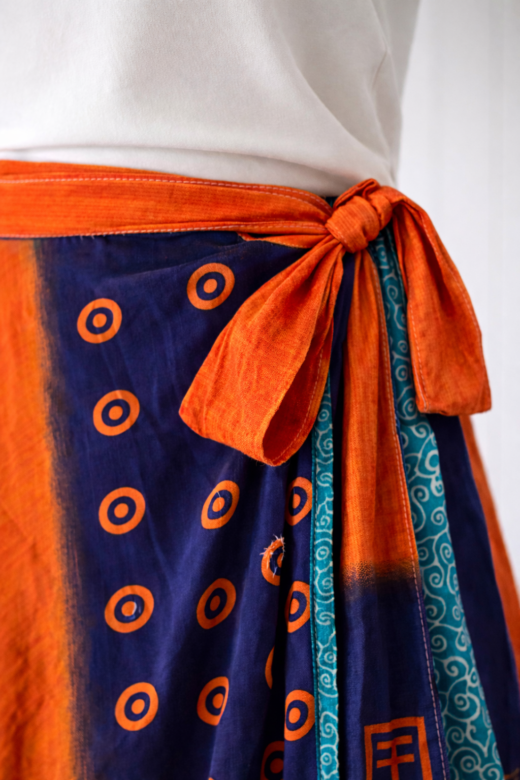 Çift Taraflı Bağlamalı İpek Etek – Turuncu Laci Desenli (Nepal)