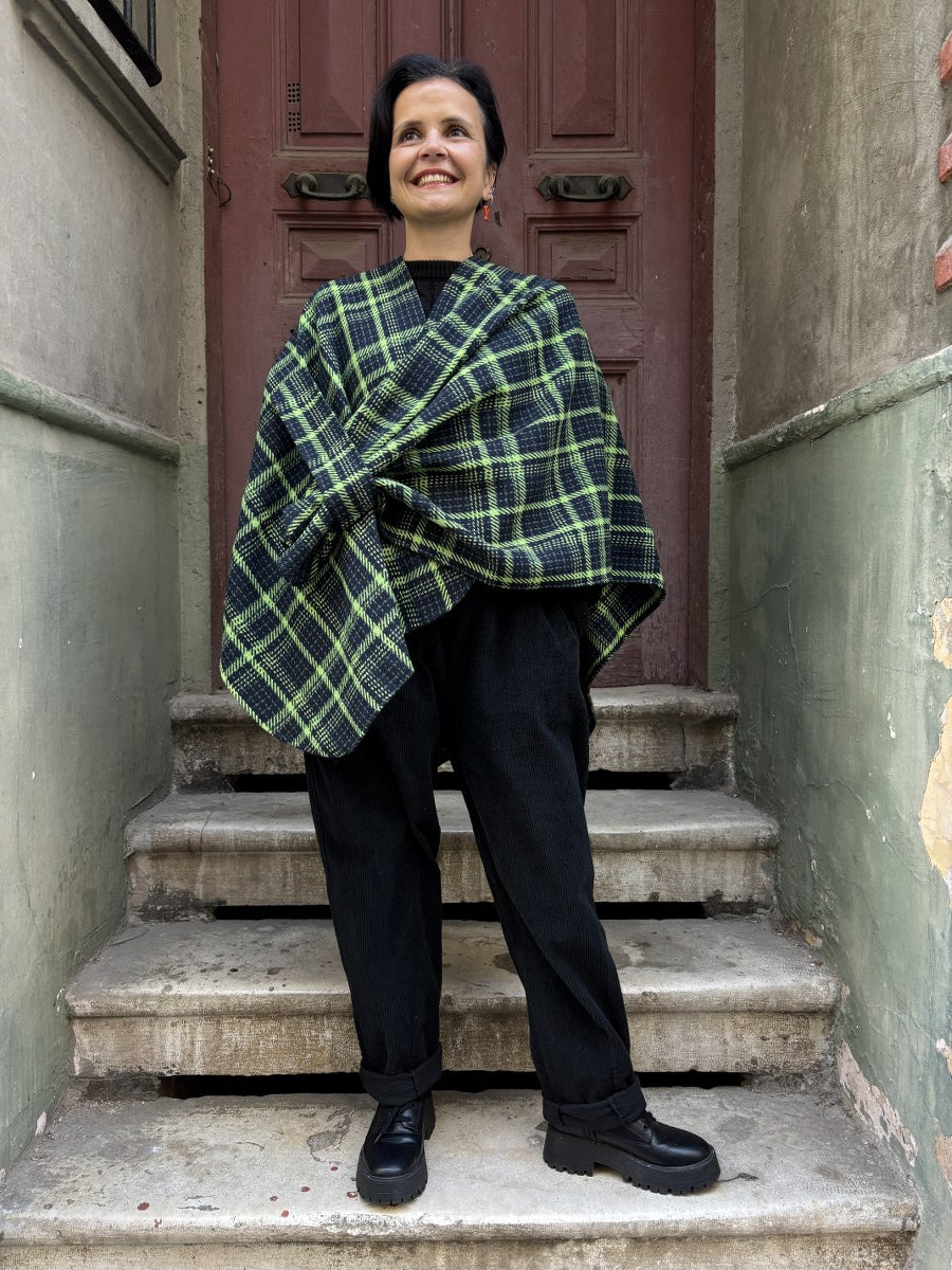 Kadın Renkli Ekoseli Panço – Rahat ve Şık Bohem Tarz